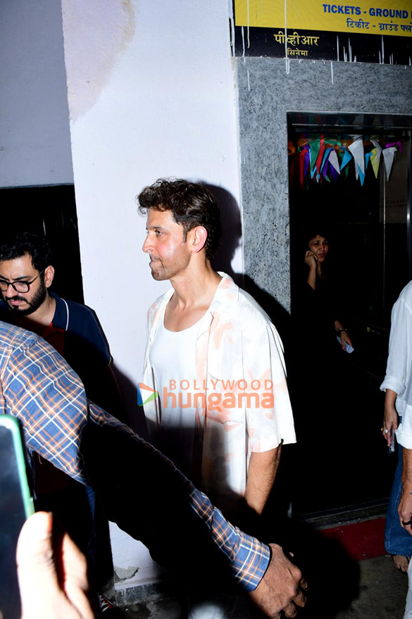 photos hrithik roshan and rakesh roshan snapped at pvr juhu 1