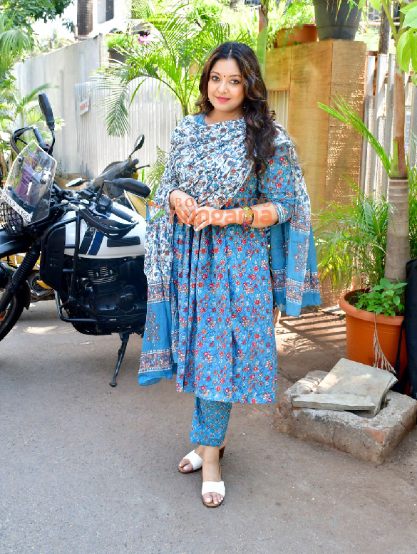 photos ishita dutta and vatsal sheth snapped at their baby shower with tanushree dutta 4