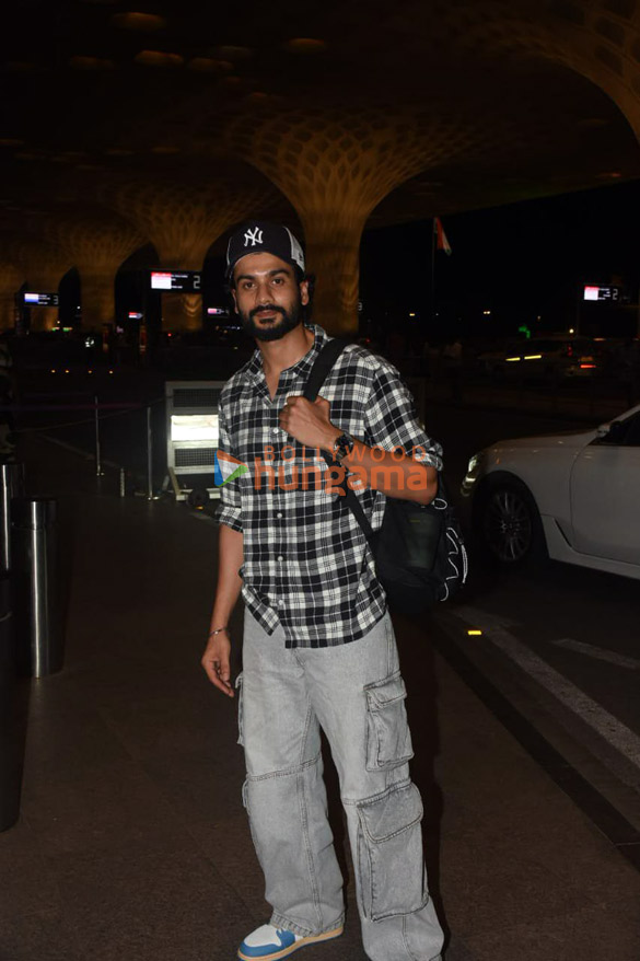 photos kareena kapoor khan kriti sanon sharvari wagh and others snapped at the airport 6