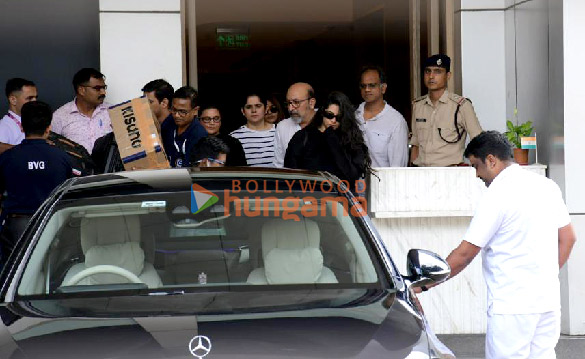 photos kareena kapoor khan and rhea kapoor snapped at the kalina airport 2 2