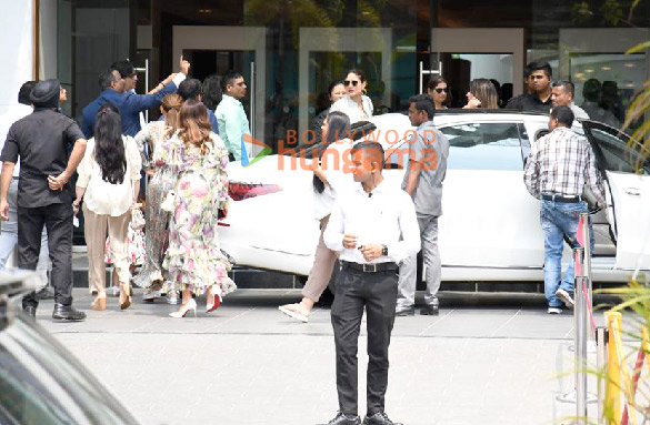 photos kareena kapoor khan snapped outside nmacc in bkc 4