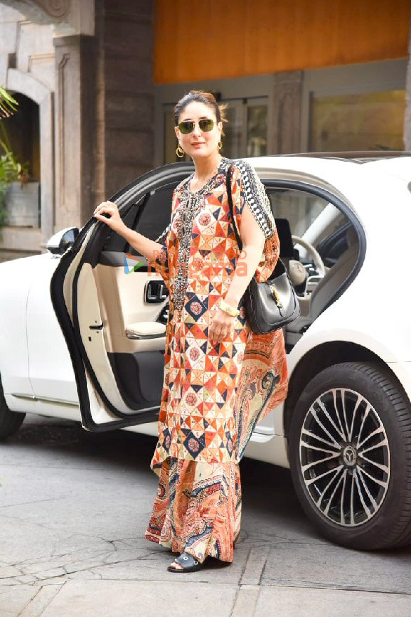 Photos: Kareena Kapoor Khan snapped outside Randhir Kapoor’s house in Bandra