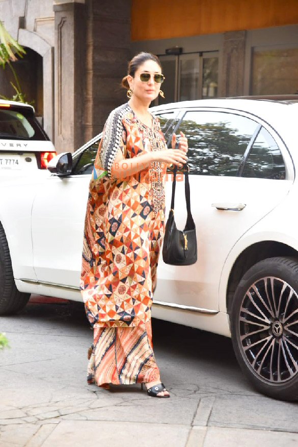 photos kareena kapoor khan snapped outside randhir kapoors house in bandra 5 3