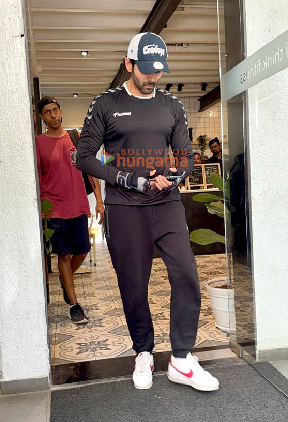 photos kartik aaryan snapped at the gym in juhu 4 6