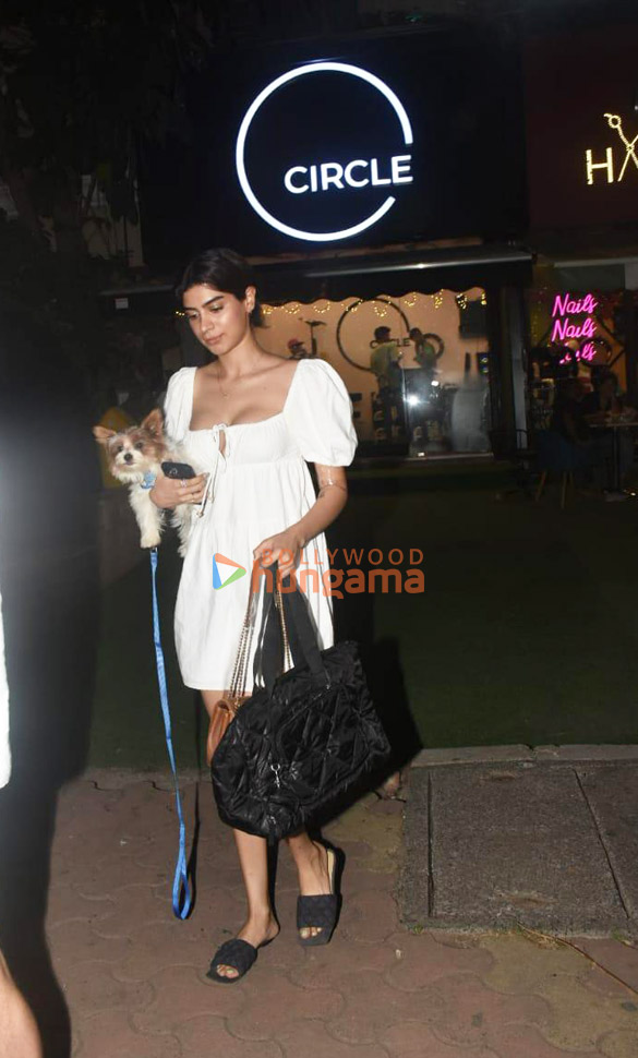 photos khushi kapoor snapped in mumbai 3
