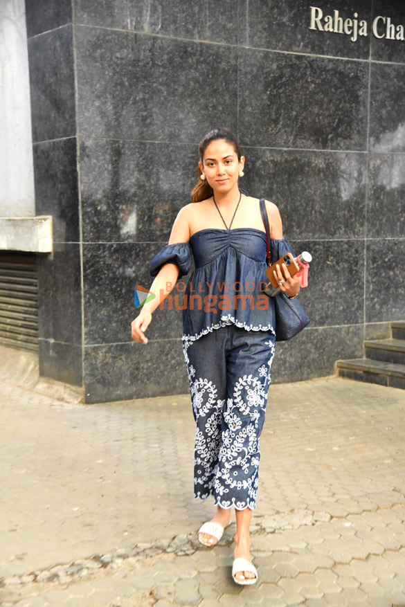 photos malaika arora and mira kapoor snapped outside a clinic 1