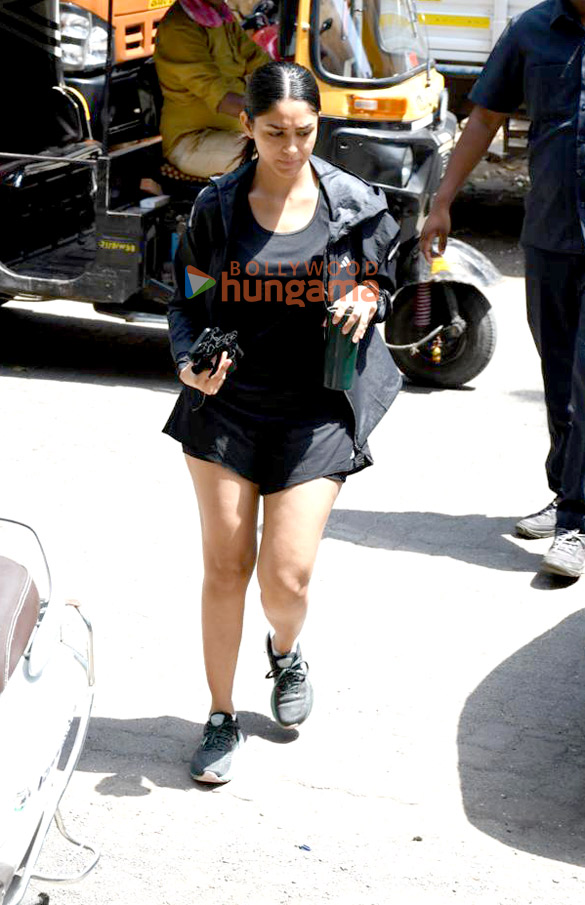 photos mrunal thakur spotted outside a gym in santacruz 5