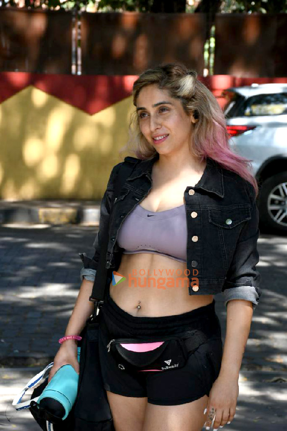 Photos: Neha Bhasin snapped outside the gym in Bandra Photos: Neha Bhasin snapped outside the gym in Bandra