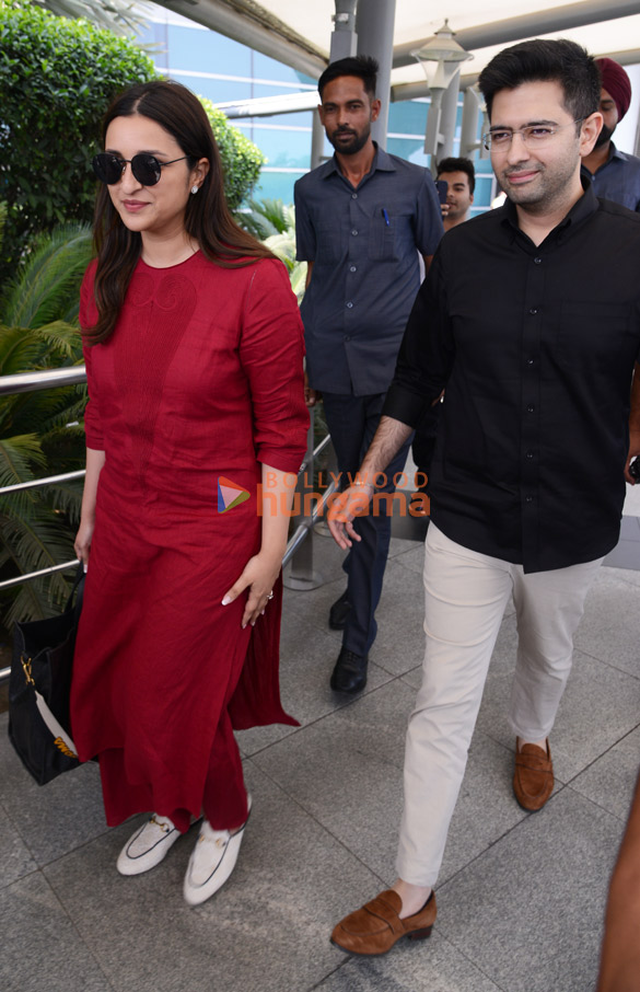photos parineeti chopra and raghav chadha snapped at new delhi airport 1