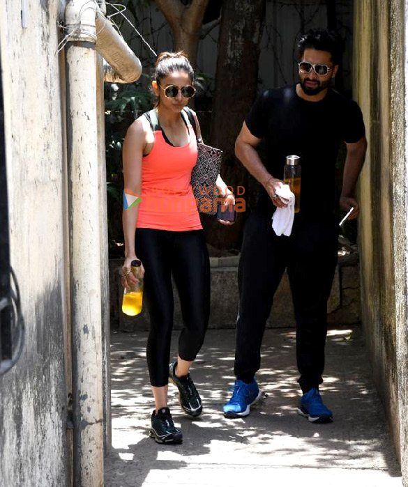 photos rakul preet singh and jackky bhagnani spotted outside the gym in santacruz 2