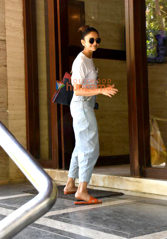 photos rakul preet singh spotted outside a clinic in santacruz 1 2