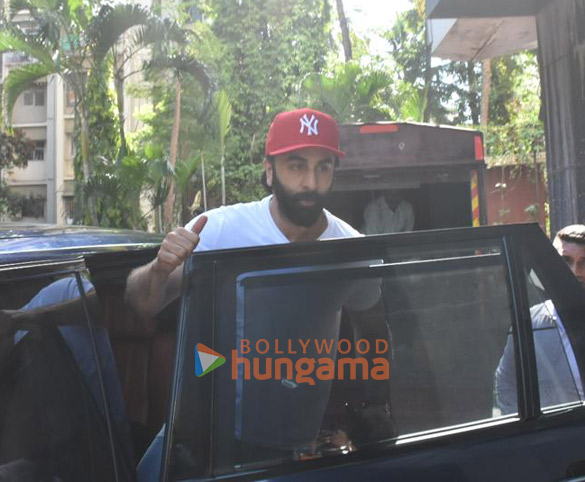 photos ranbir kapoor snapped in santacruz 4