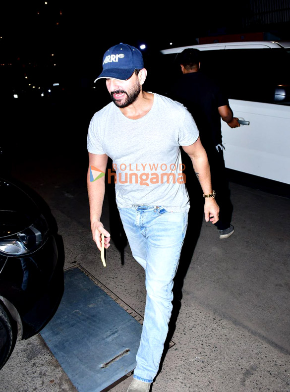photos saif ali khan and kareena kapoor khan spotted at mizu 1