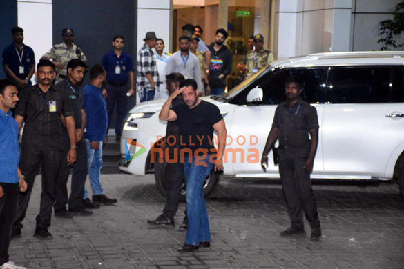 photos salman khan and maniesh paul snapped at the kalina airport 3