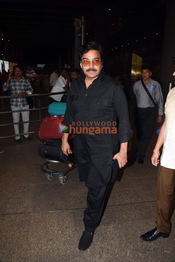 photos shah rukh khan and ashutosh rana snapped at the airport 2