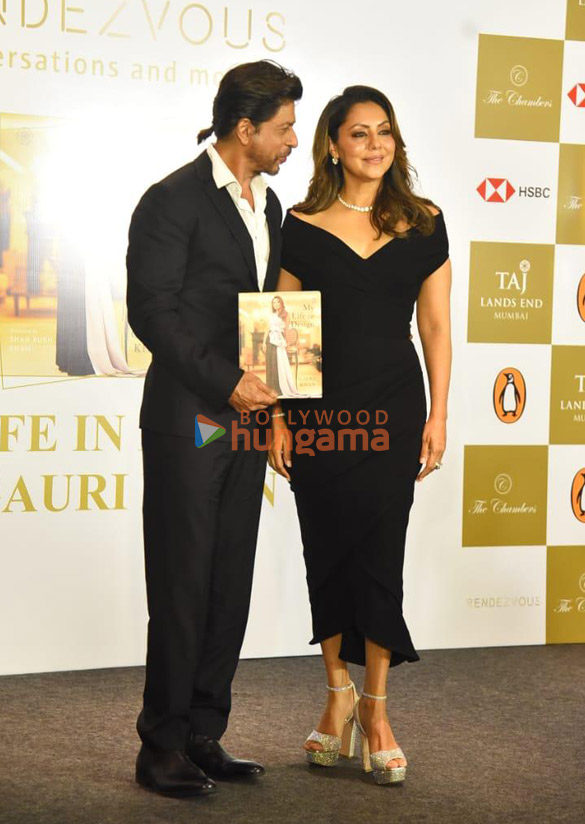 photos shah rukh khan attends gauri khans book launch 1212 1