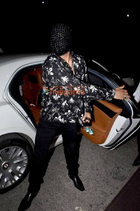 photos shilpa shetty farhan akhtar sanjana sanghi and others snapped at bastian in bandra 6