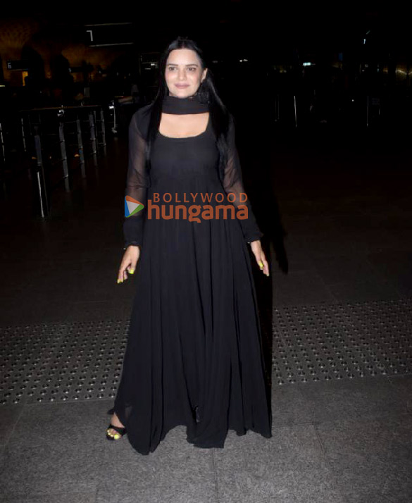 photos shriya saran neha kakkar raftaar and archana gautam snapped at the airport 3