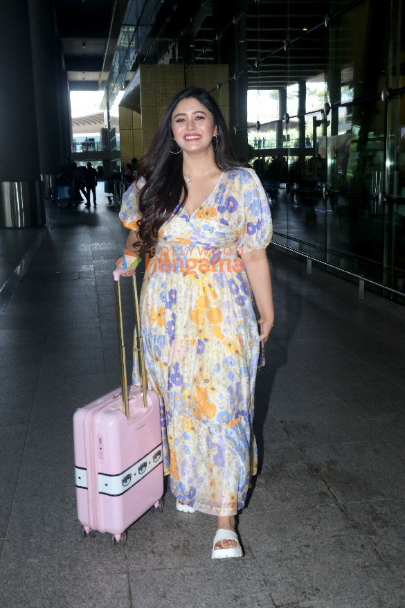 photos uorfi javed aishwarya lakshmi sachin tendulkar and others snapped at the airport 3