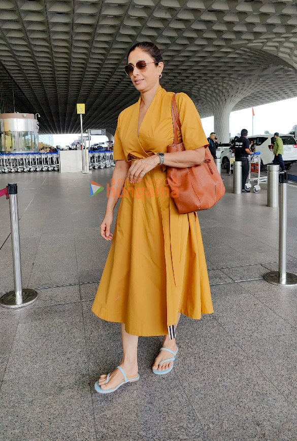 photos vicky kaushal sara ali khan kriti sanon and others snapped at the airport 3