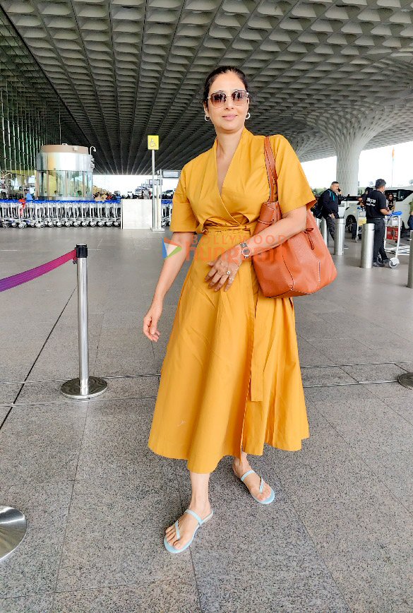 photos vicky kaushal sara ali khan kriti sanon and others snapped at the airport 6