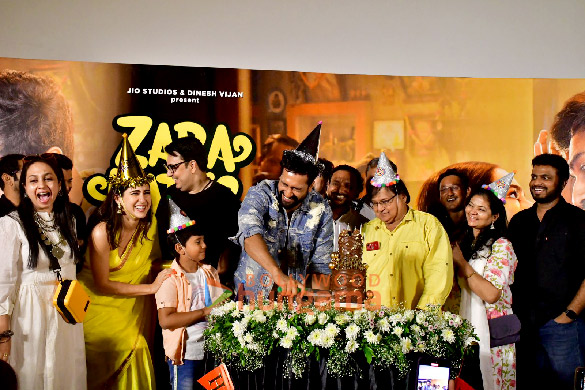 photos vicky kaushal sara ali khan and others grace the trailer launch of zara hatke zara bach ke 7