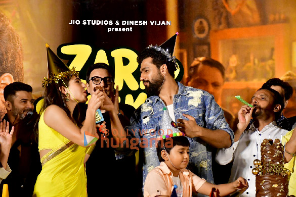 photos vicky kaushal sara ali khan and others grace the trailer launch of zara hatke zara bach ke 8