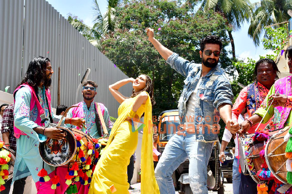 photos vicky kaushal and sara ali khan snapped promoting zara hatke zara bach ke at juhu beach 5