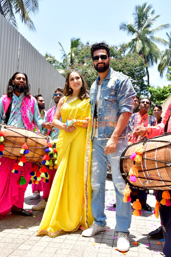 photos vicky kaushal and sara ali khan snapped promoting zara hatke zara bach ke at juhu beach 6