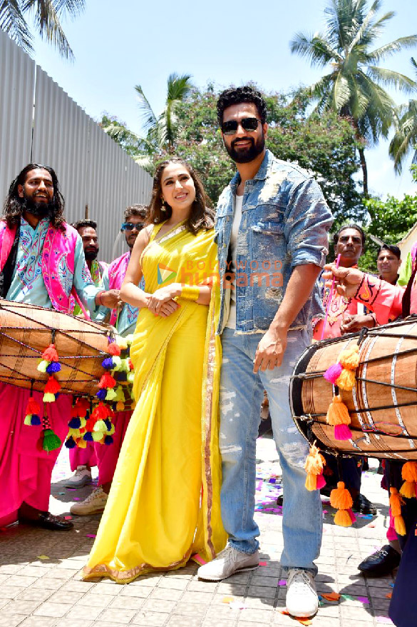 photos vicky kaushal and sara ali khan snapped promoting zara hatke zara bach ke at juhu beach 9