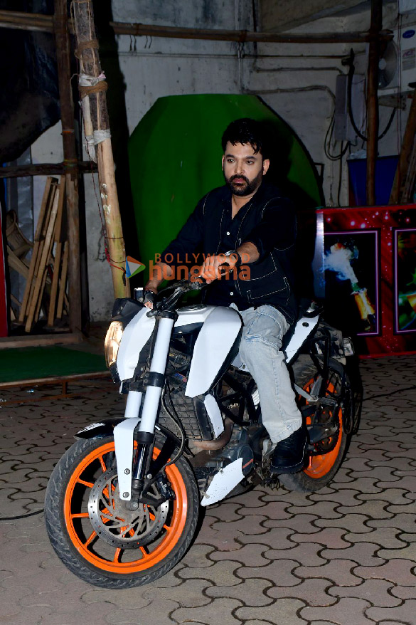 photos vicky kaushal and sara ali khan snapped promoting zara hatke zara bach ke on the sets of the kapil sharma show 6