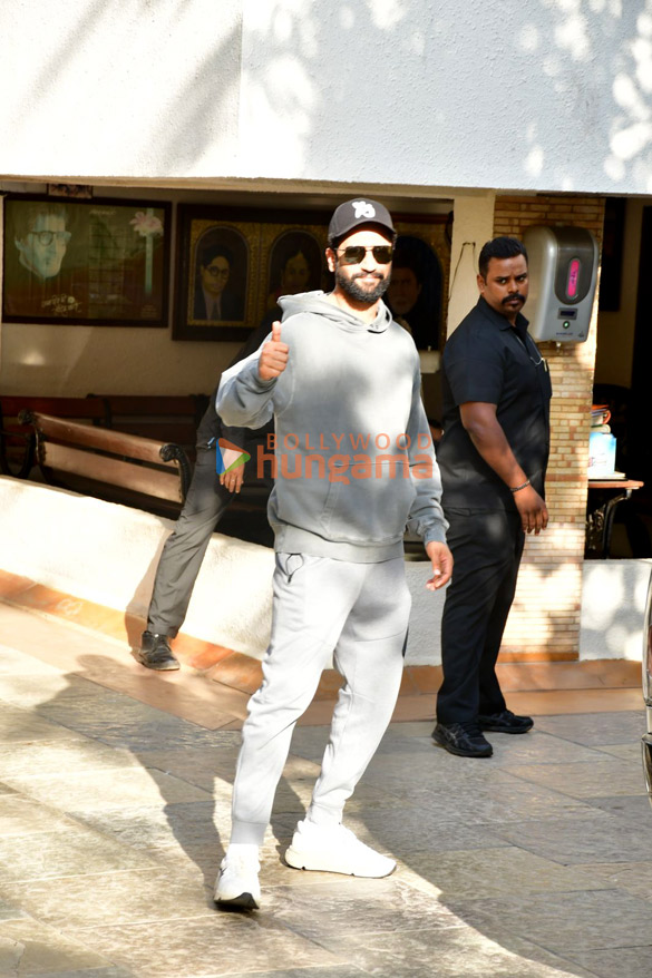 photos vicky kaushal snapped at amitabh bachchans office in juhu 4