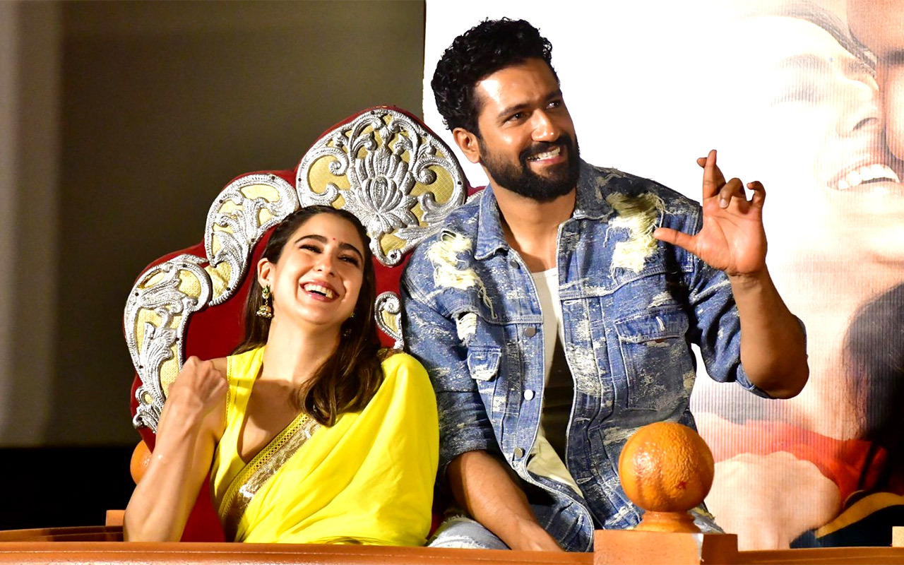 Sara Ali Khan and Vicky Kaushal relish ice-gola at Juhu Beach ahead of he trailer launch of Zara Hatke Zara Bachke Sara Ali Khan and Vicky Kaushal relish ice-gola at Juhu Beach ahead of he trailer launch of Zara Hatke Zara Bachke