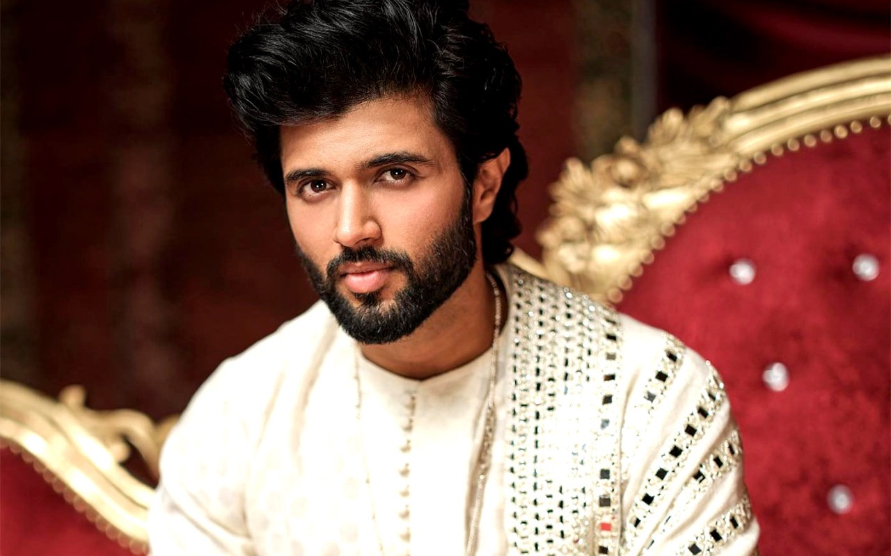 Vijay Deverakonda celebrates his birthday with Samantha Ruth Prabhu and the team of Kushi; watch