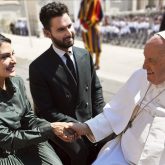 Jacqueline Fernandez meets the Pope along with producer Andrea Iervolino