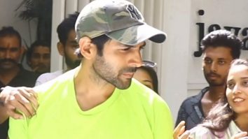 Kartik Aaryan gets surrounded by fans as he gets clicked at the gym