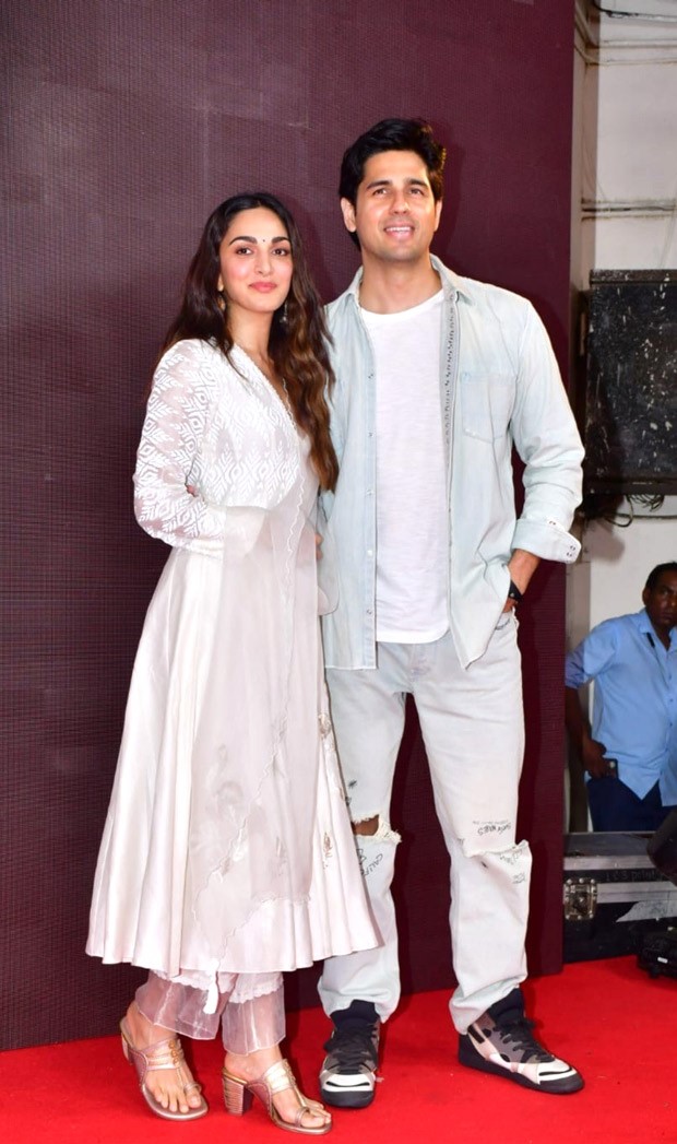 Kiara Advani in a breezy white anarkali steals the limelight; Sidharth Malhotra stays by her side at the premiere of Satyaprem Ki Katha
