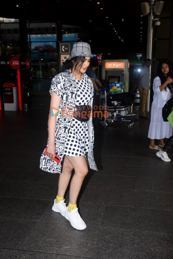 photos adah sharma sonu nigam and others snapped at the airport 9