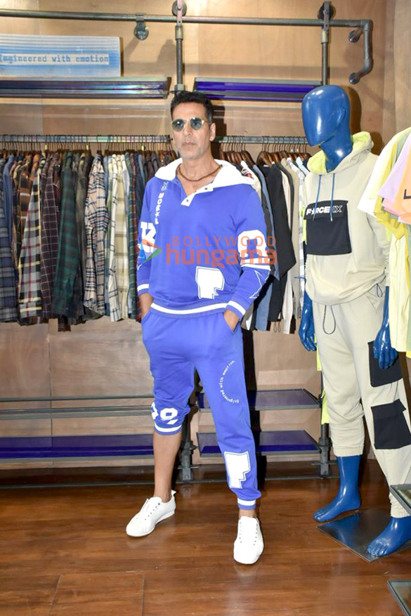 photos akshay kumar snapped visiting his athleisure brand force ixs office 3