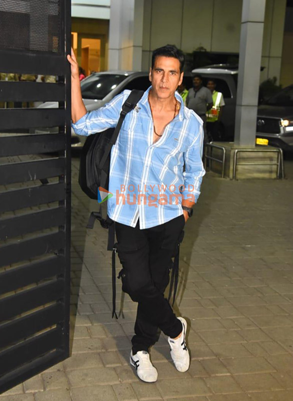 photos akshay kumar spotted at kalina airport 4 3