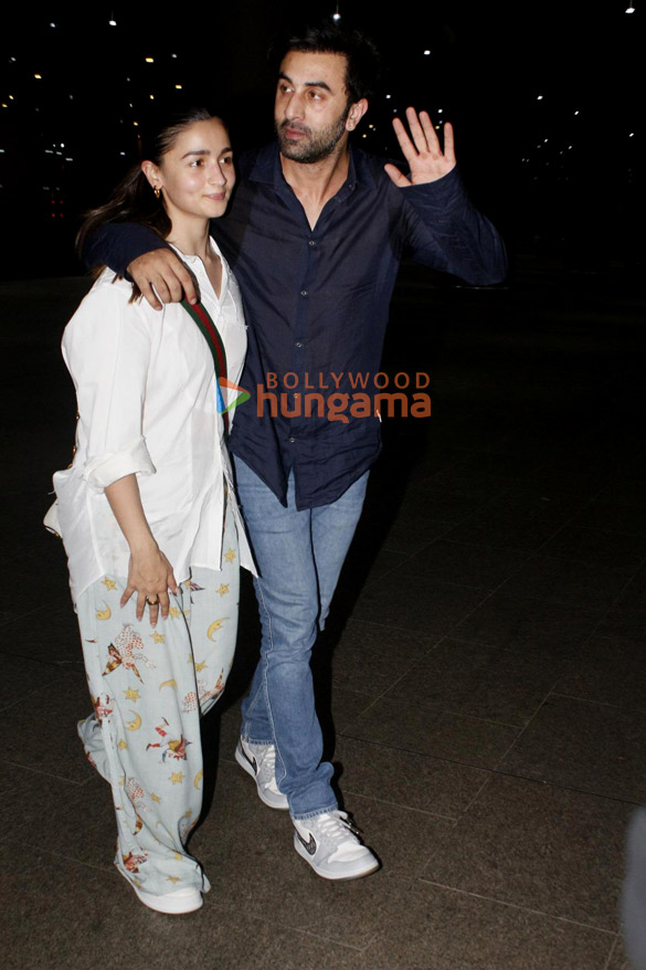 photos alia bhatt and ranbir kapoor snapped at the airport 1 2