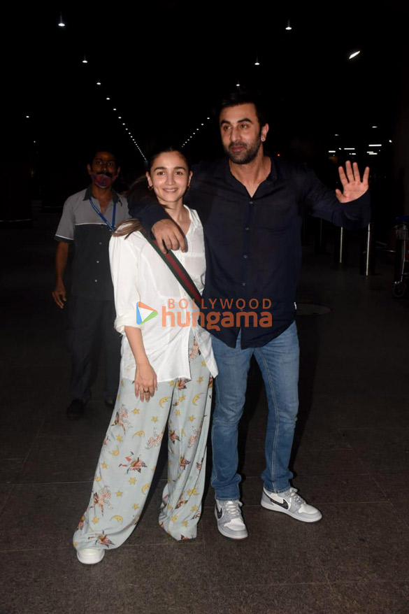 Photos: Alia Bhatt and Ranbir Kapoor snapped at the airport