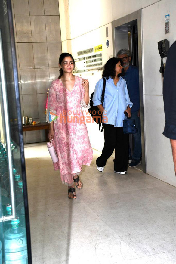 Photos: Alia Bhatt snapped at RSVP office Photos: Alia Bhatt snapped at RSVP office