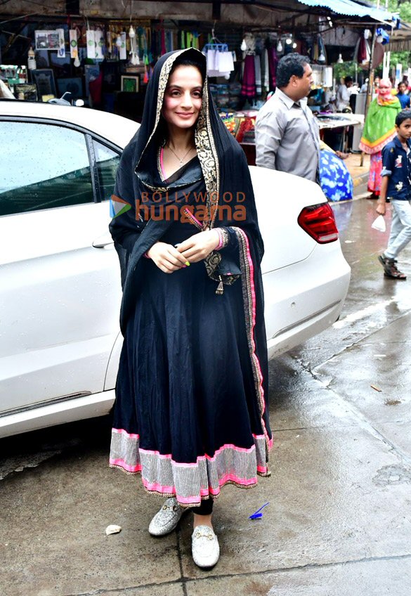 photos ameesha patel snapped at a dargha in mahim 3