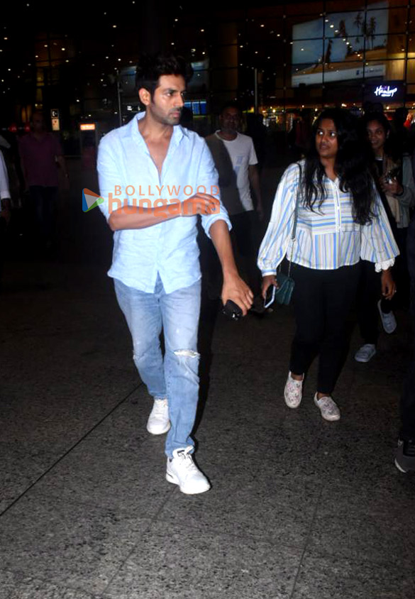 photos deepika padukone kartik aaryan kiara advani and elli avrram snapped at the airport 2