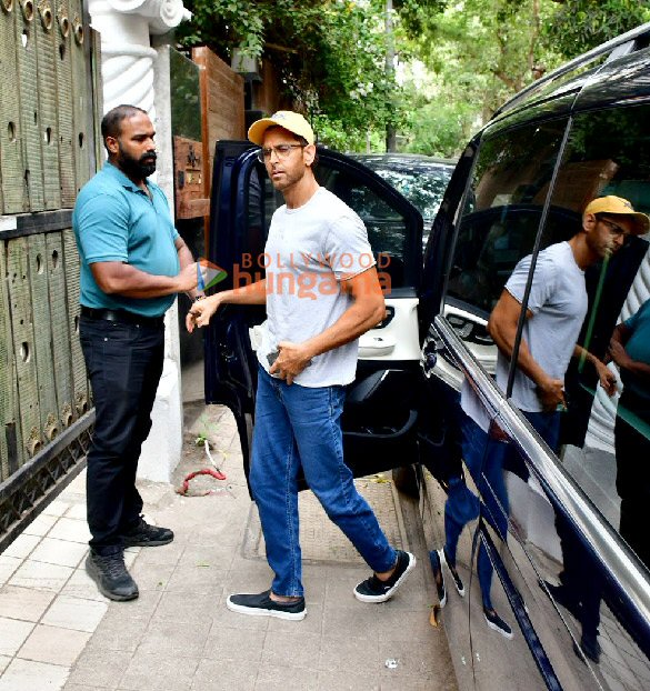 photos hrithik roshan snapped at siddharth anands office in khar 3