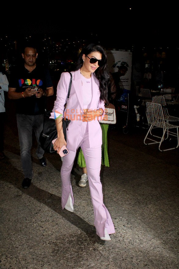 Photos: Jacqueline Fernandez, Manushi Chhillar, Esha Gupta and others snapped at the airport Photos: Jacqueline Fernandez, Manushi Chhillar, Esha Gupta and others snapped at the airport