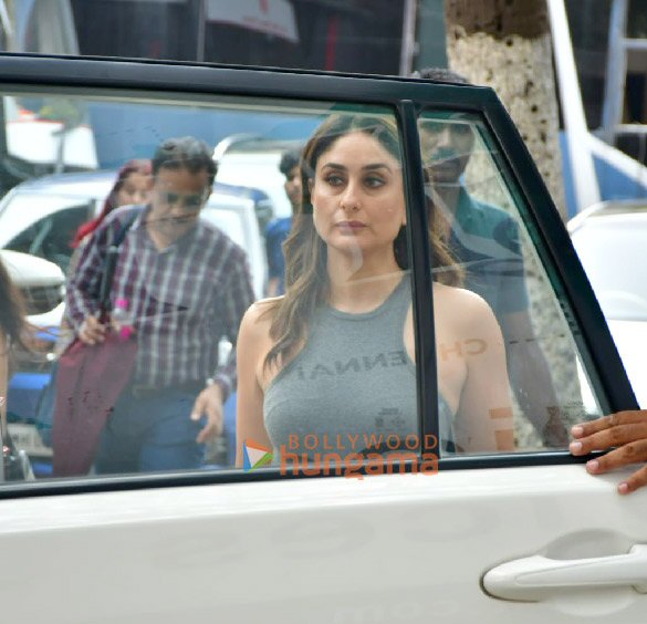 photos kareena kapoor khan kriti sanon and tabu snapped during a shoot in juhu 2
