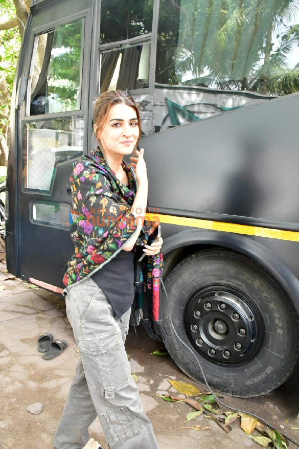 photos kareena kapoor khan kriti sanon and tabu snapped during a shoot in juhu 3