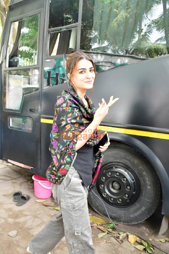 photos kareena kapoor khan kriti sanon and tabu snapped during a shoot in juhu 4